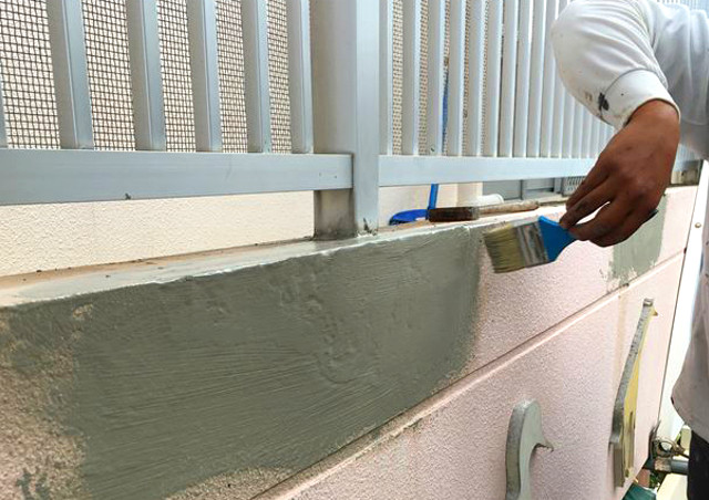 那覇市で「外壁塗装」（断熱）をお考えなら当社へ - 「外壁塗装」はこだわりの4回塗り -　断熱作業のイメージ画像